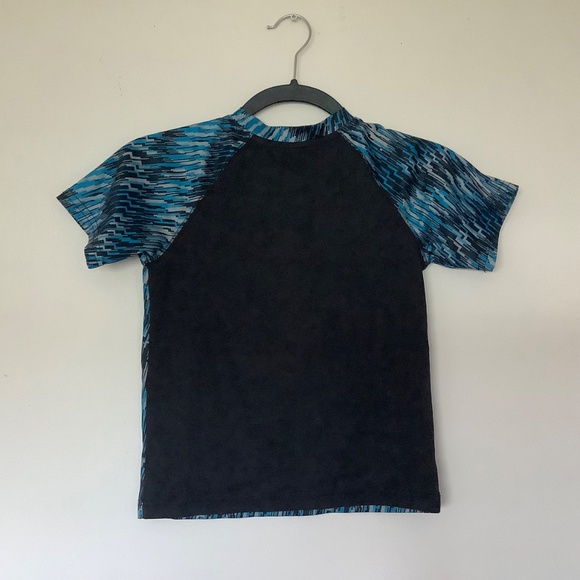 Bundle of 2 Boy T Shirts Disney Incredibles 2 and Gymboree - Picture 9 of 11